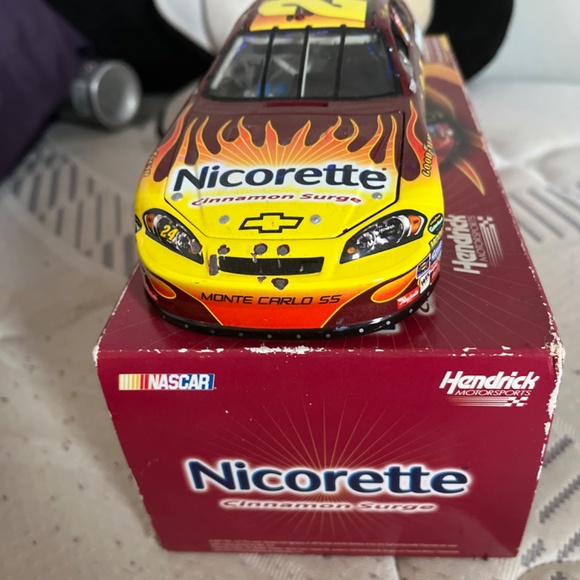 A Jeff Gordon 2007 stock car - Picture 3 of 3